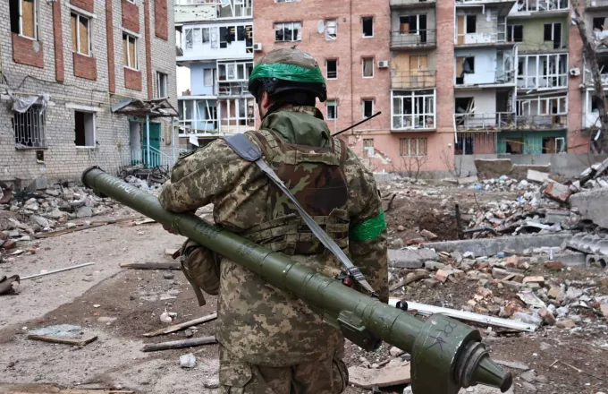 Η Μόσχα υποστηρίζει ότι απέκλεισε τις ουκρανικές δυνάμεις στο Μπαχμούτ, το Κϊεβο διαψεύδει