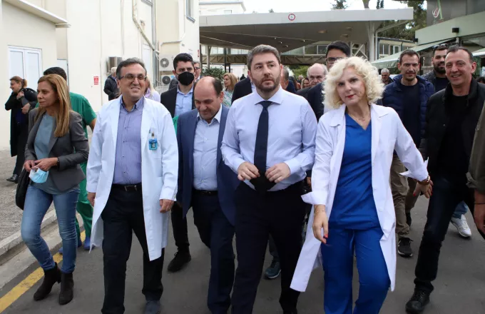 Νίκος Ανδρουλάκης με γιατρούς