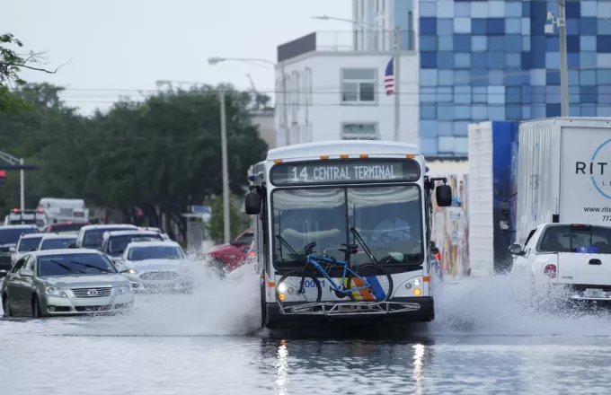 Κατακλυσμιαίες βροχές στη Φλόριντα προκαλούν το κλείσιμο διεθνούς αεροδρομίου
