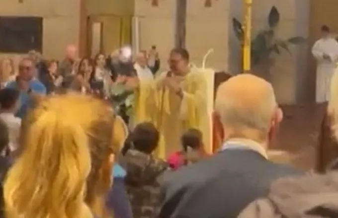 Απίθανος ιερέας τραγουδούσε σύνθημα της Νάπολι στην εκκλησία