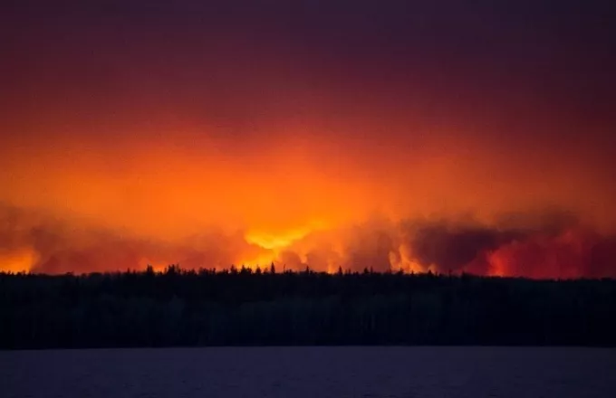 Μαίνονται οι δασικές πυρκαγιές σε επαρχίες του Καναδά