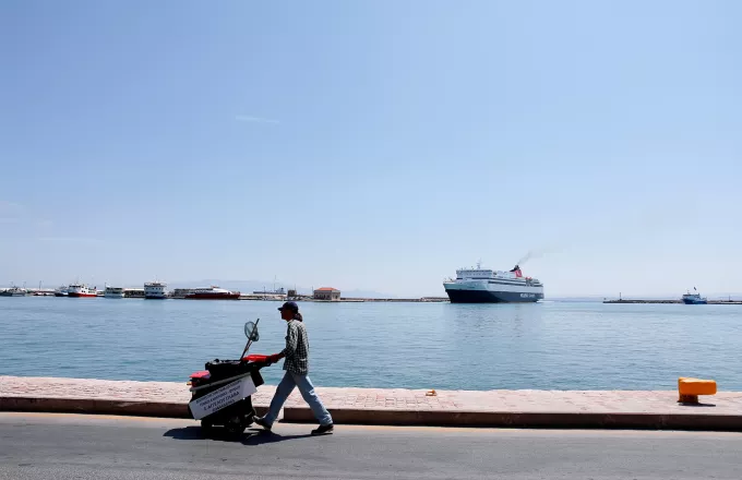 Αναστάτωση στο λιμάνι της Χίου: Επιβατικό πλοίο προσέκρουσε στο φανάρι εισόδου