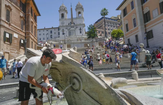 H Πολιτική Προστασία της Ιταλίας μοίρασε μπουκάλια νερού για την αντιμετώπιση του καύσωνα στη Ρώμη