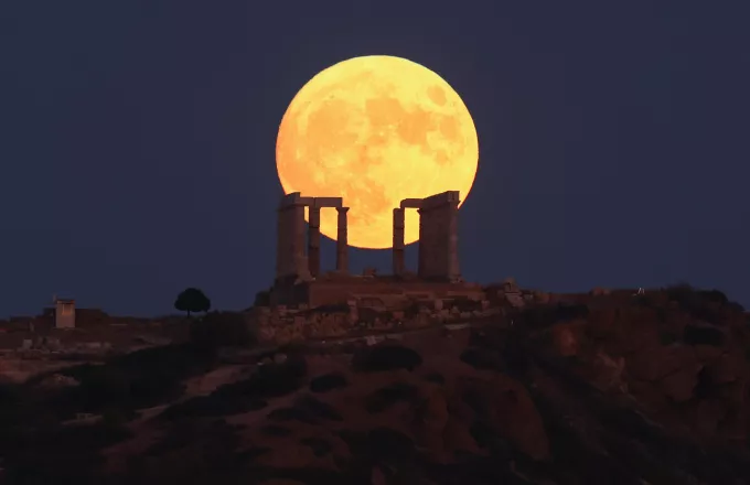 Μπλέ φεγγάρι: Μαγεύει η δεύτερη υπερπανσέληνος του Αυγούστου