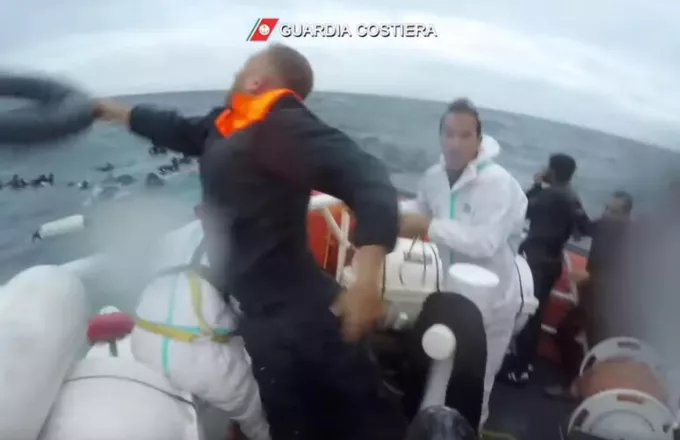 Ιταλία: Δύο νεκροί και 57 διασωθέντες από ναυάγια σκαφών με μετανάστες στα ανοικτά της Λαμπεντούζα