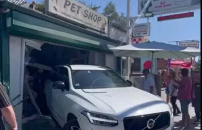 Χαλκιδική: Αυτοκίνητο «καρφώθηκε» σε κατάστημα στο Πευκοχώρι