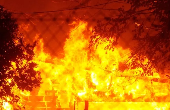 Δασική πυρκαγιά πυροδότησε νάρκες γύρω από τη φυλακή Εβίν