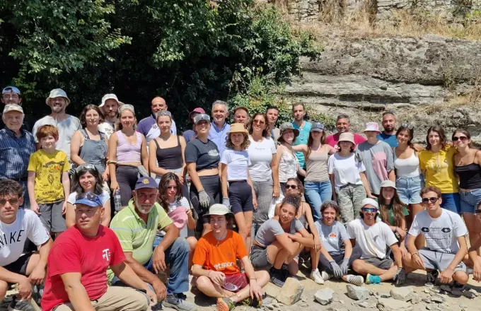 Κοζάνη: Φοιτητές έκτισαν με πέτρα καλντερίμια και αυλές στον Πεντάλοφο