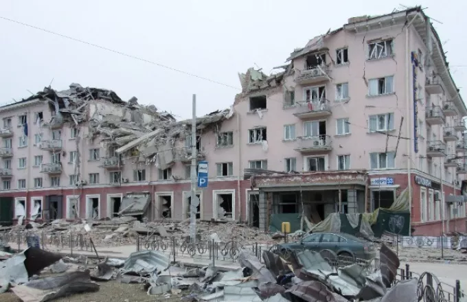 Ουκρανία: 7 νεκροί από πλήγματα του ρωσικού πυροβολικού στη Χερσώνα