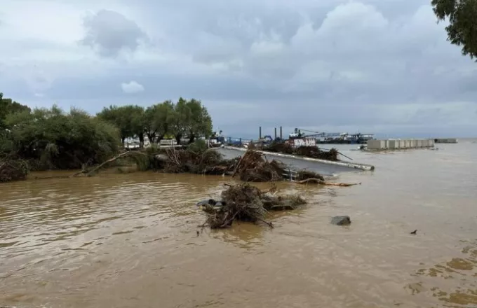 Κακοκαιρία Elias στον Πλατανιά: 4 άτομα απομακρύνθηκαν με φορτωτή