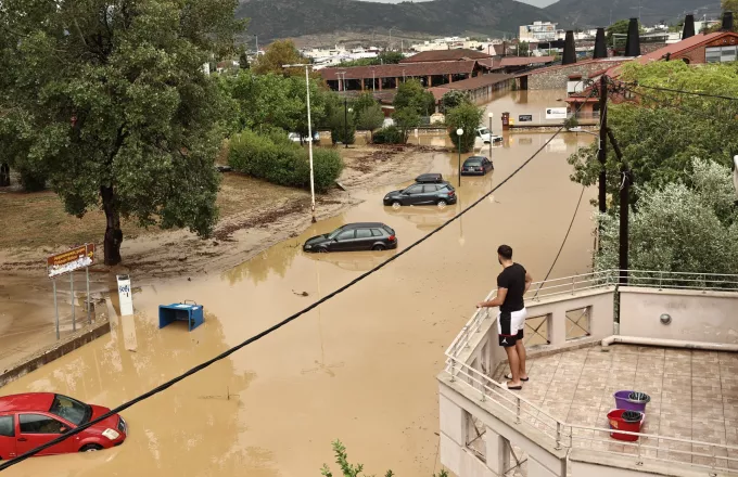 Αγώνας σωτηρίας: Συγκλονίζουν οι περιγραφές εγκλωβισμένων στα πλημμυρισμένα