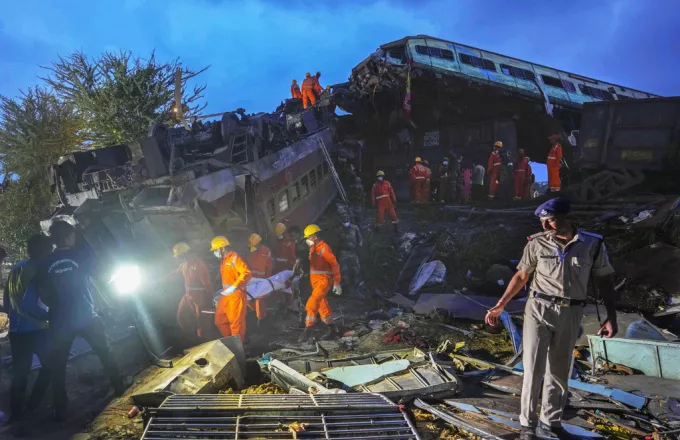 Μπανγκλαντές: Τουλάχιστον 17 νεκροί, περίπου 100 τραυματίες σε μετωπική τρένων