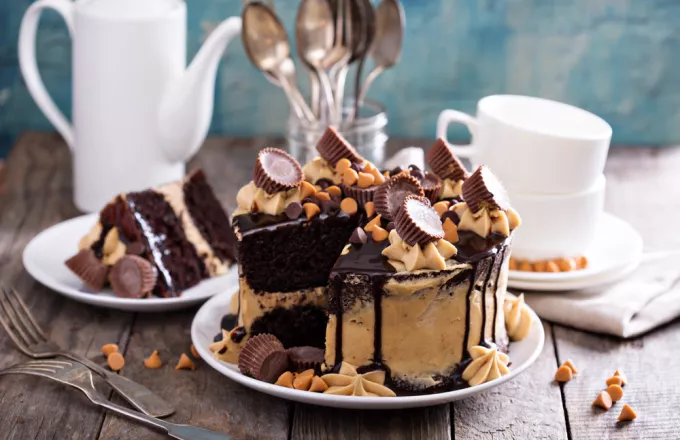 Κέικ με frosting φιστικοβούτυρου και σοκολάτας 