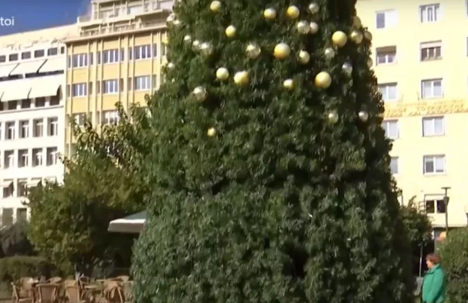 Βούτηξαν στολίδια από το χριστουγεννιάτικο δέντρο στην Πλατεία Κλαυθμώνος 
