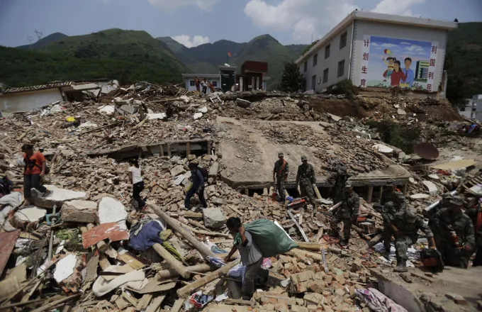 Κίνα: Τουλάχιστον 127 οι νεκροί από τον ισχυρό σεισμό στο βορειοδυτικό τμήμα της χώρας