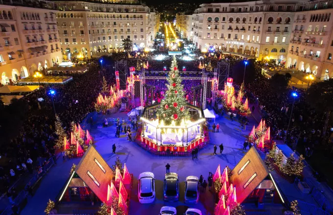 «Mύρισαν Χριστούγεννα» στη Θεσσαλονίκη: Φωταγωγήθηκε το δέντρο στην Αριστοτέλους