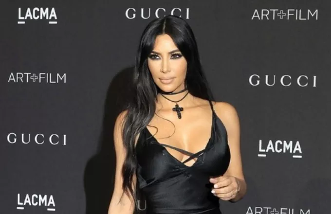 Kim Kardashian: Φοράει μαύρα εσώρουχα και «διαφημίζει» τις διάσημες καμπύλες της