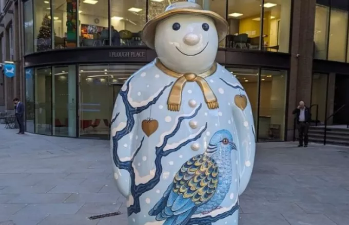 Επιβλητικοί Χιονάνθρωποι αναμένουν τα Χριστούγεννα στο Λονδίνο