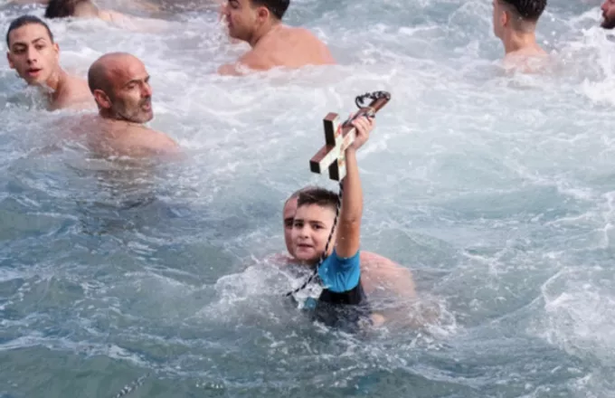 Ο 8χρονος Ευτύχης βούτηξε και έπιασε τον σταυρό στο Ηράκλειο