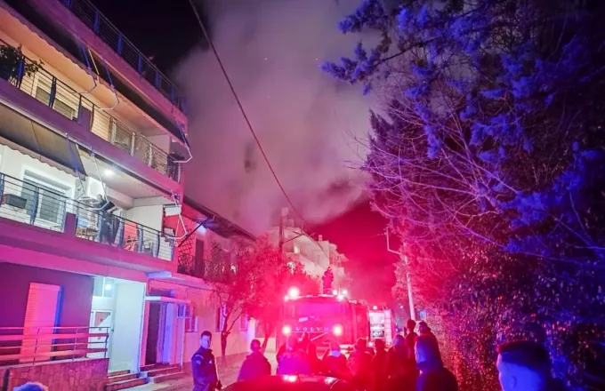 Φωτιά σε διαμέρισμα στη Λάρισα – Επί ποδός 15 πυροσβέστες με επτά οχήματα