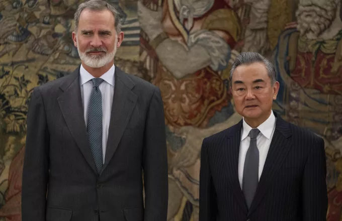 Spain's King Felipe VI , left, and China's Foreign Minister Wang Yi