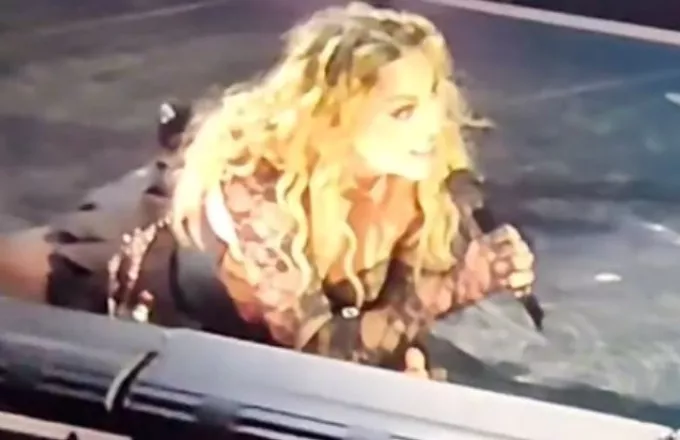 Ατύχημα της Madonna επί σκηνής- Έπεσε από καρέκλα μα συνέχισε να τραγουδά