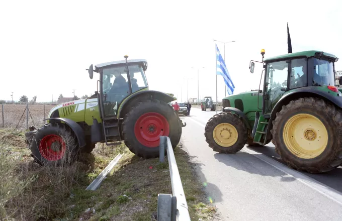 Φλώρινα: Στο τελωνείο Νίκης έχουν παρατάξει τα τρακτέρ τους αγρότες