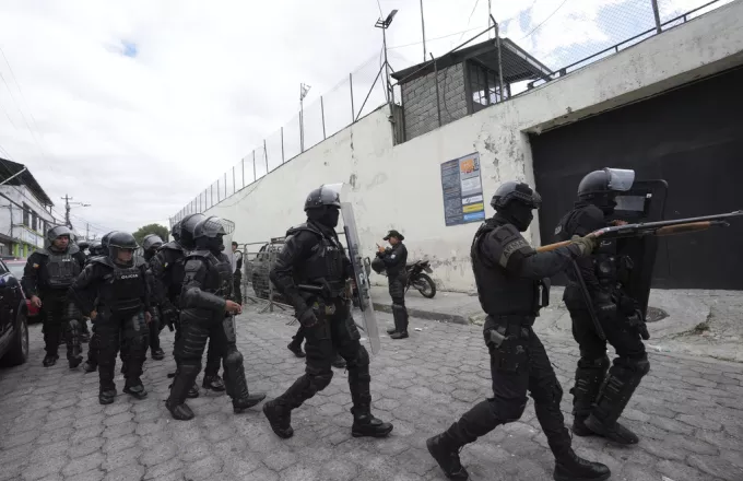 police and soldiers ecuador