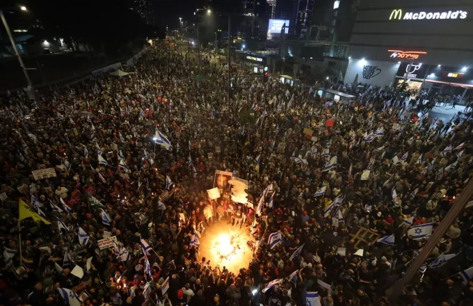Στο Τελ-Αβίβ, 100.000 άνθρωποι συγκεντρώθηκαν στην «πλατεία της δημοκρατίας»