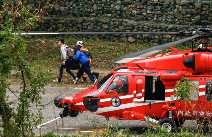 Στους 13 ανήλθε ο αριθμός των νεκρών από τον σεισμό των 7,4 βαθμών στην Ταϊβάν - Με ελικόπτερα απομακρύνονται οι εγκλωβισμένοι τουρίστες  