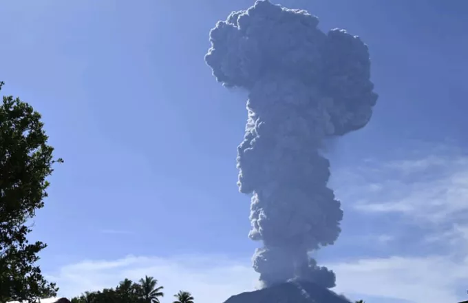Νέα έκρηξη του ηφαιστείου Ίμπου στην Ινδονησία: Απομακρύνθηκαν οι κάτοικοι επτά χωριών 
