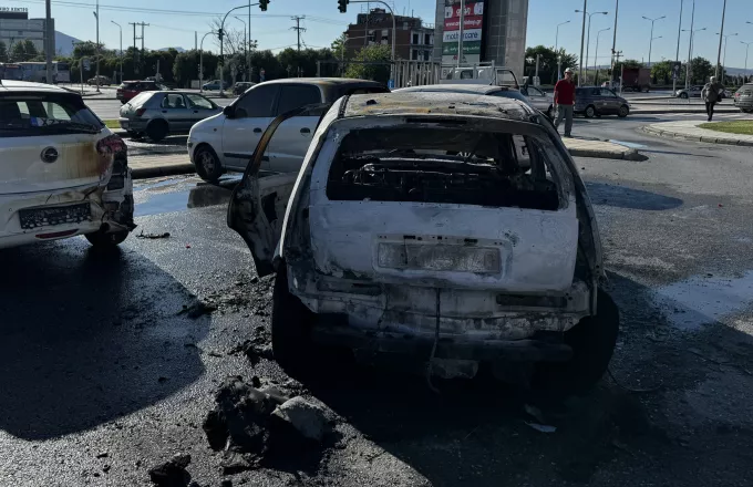 Θεσσαλονίκη: Φωτιά σε τέσσερα οχήματα σε εμπορικό κέντρο