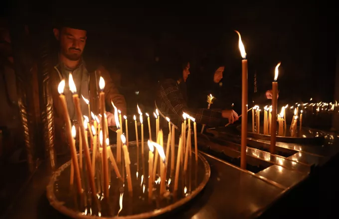 Προσοχή με λαμπάδες και κεριά: Οι 4 συμβουλές της Πυροσβεστικής για την Ανάσταση
