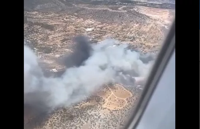 Βίντεο από αεροπλάνο προς το Ελευθέριος Βενιζέλος κατέγραψε τη φωτιά στο Κορωπί