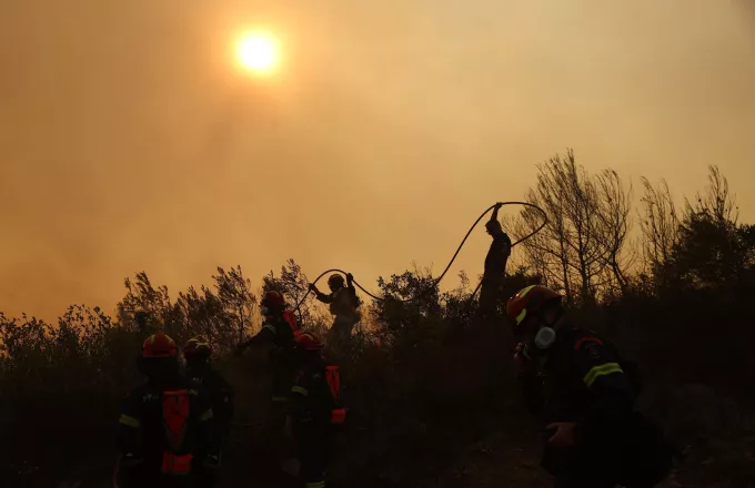 Σε κατοικημένη περιοχή η φωτιά στη Σταμάτα Διονύσου - Αναζωπυρώσεις στην Κερατέα 