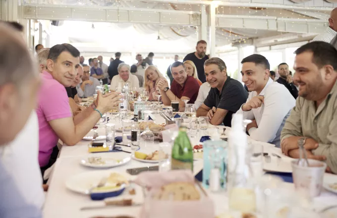 Γεύμα Μητσοτάκη με δημοσιογράφους και στενούς του συνεργάτες πριν τις κάλπες
