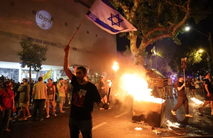 Οι διοργανωτές της συγκέντρωσης στο Τελ Αβίβ ανέφεραν πως η χθεσινοβραδινή ήταν η μεγαλύτερη διαδήλωση από το ξέσπασμα του πολέμου
