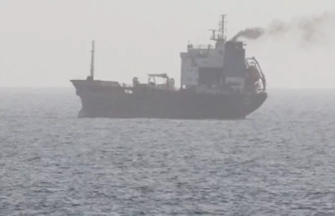 Το πλήρωμα εγκατέλειψε φλεγόμενο πλοίο, μετά από επίθεση των Χούθι