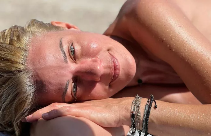 Ζέτα Μακρυπούλια: Topless σε ερημική παραλία της Κύθνου