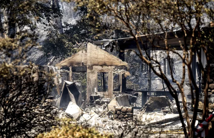 Ανεξέλεγκτη η φωτιά στην Καλιφόρνια: Χιλιάδες άνθρωποι εγκατέλειψαν τα σπίτια τους  