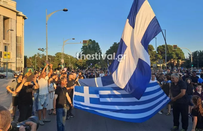 Με εικόνες Αγίων και ελληνικές σημαίες η πορεία για το Family Pride στη Θεσσαλονίκη