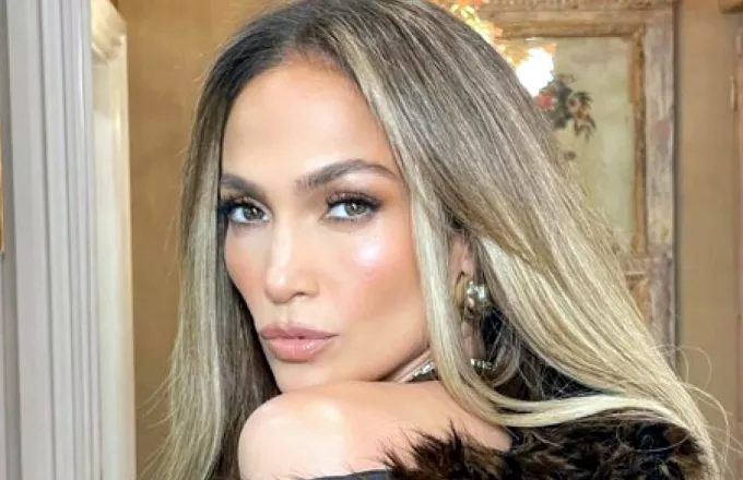 Η Jennifer Lopez δοκίμασε την τάση των butter yellow nails για το καλοκαίρι