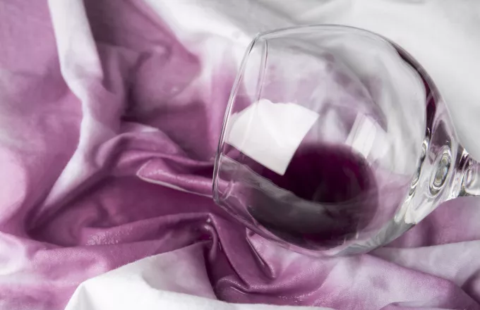 Έπεσε κόκκινο κρασί στο αγαπημένο σου λευκό t-shirt; 5 tips για να το αφαιρέσεις
