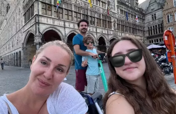 Μελέτης Ηλίας: Στη Bruges με την κόρη του σε καροτσάκι και με πατερίτσες