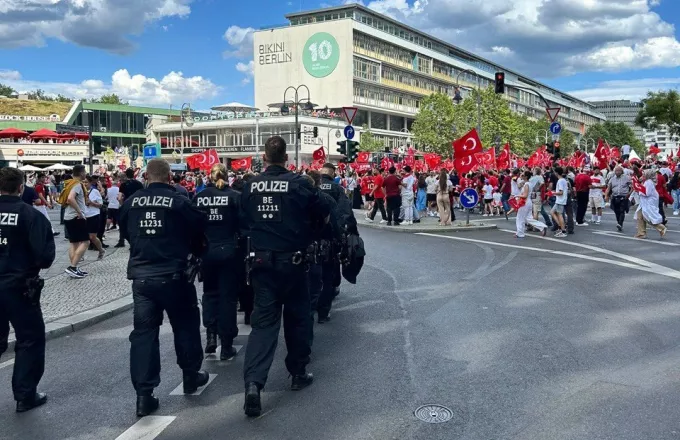 Η αστυνομία του Βερολίνου παρενέβη προκειμένου να διαλύσει στη γερμανική πρωτεύουσα πορεία Τούρκων φιλάθλων,