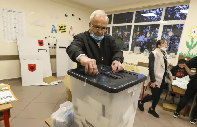 Άνοιξαν οι κάλπες στη Χειμάρρα, εν μέσω καταγγελιών για κλίμα πιέσεων και τρομοκρατίας 