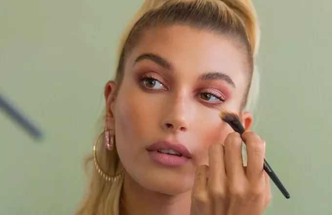 Το viral TikTok beauty hack θέλει bronzer, αντί για concealer, κάτω από τα μάτια