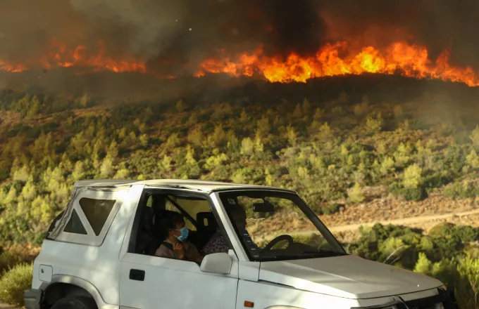 Γεωργιάδης για φωτιά στον Βαρνάβα: 2 πολίτες προληπτικά στο νοσοκομείο