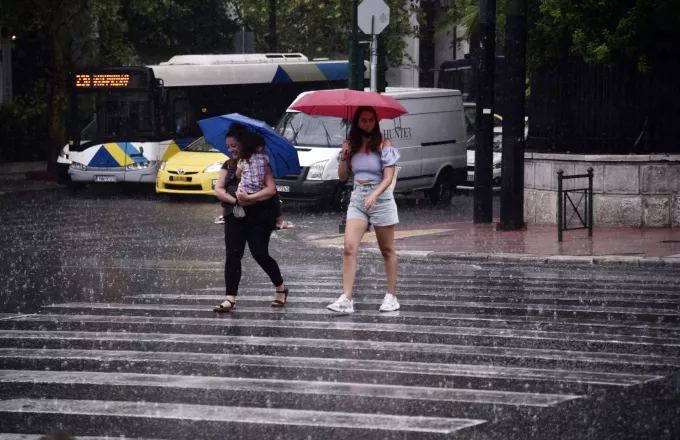 Καιρός: Μεμονωμένες βροχές, χαλάζι και σταδιακή άνοδος θερμοκρασίας