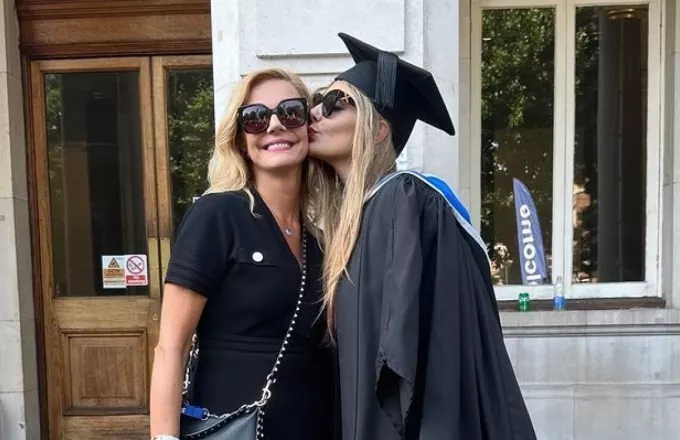 Έμυ Λιβανίου: Στην αποφοίτηση της κόρης της, Αλεξάνδρας στο Λονδίνο